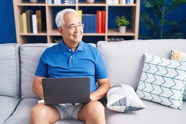 Μεσήλικας Γκριζομάλλης Άντρας Που Χρησιμοποιεί Φορητό Υπολογιστή Κάθεται Στον Καναπέ — Φωτογραφία Αρχείου