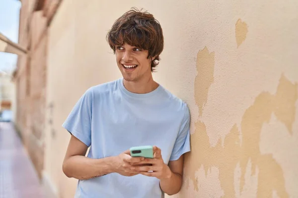 Jovem Loiro Sorrindo Confiante Usando Smartphone Rua — Fotografia de Stock