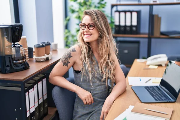 Молода Жінка Бізнесмен Використовує Ноутбук Працює Офісі — стокове фото