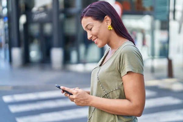 Junge Schöne Hispanische Frau Lächelt Selbstbewusst Mit Smartphone Auf Der — Stockfoto