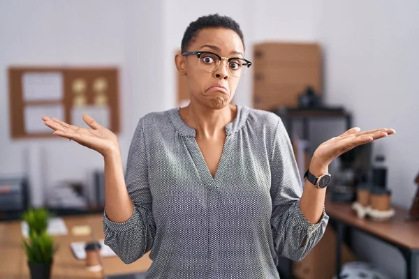 Mujer Afroamericana Que Trabaja Oficina Con Gafas Sin Idea Expresión —  Fotos de Stock