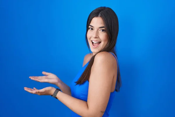 Hispanic Woman Standing Blue Background Pointing Aside Hands Open Palms — Foto Stock