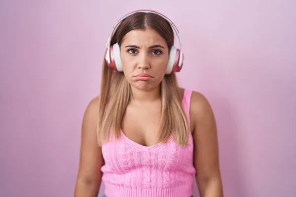 Mujer Rubia Joven Escuchando Música Usando Auriculares Deprimidos Preocupados Por — Foto de Stock