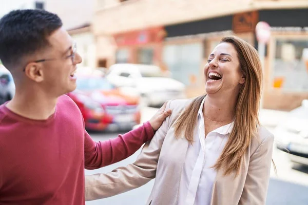 Uomo Donna Madre Figlio Piedi Insieme Strada — Foto Stock