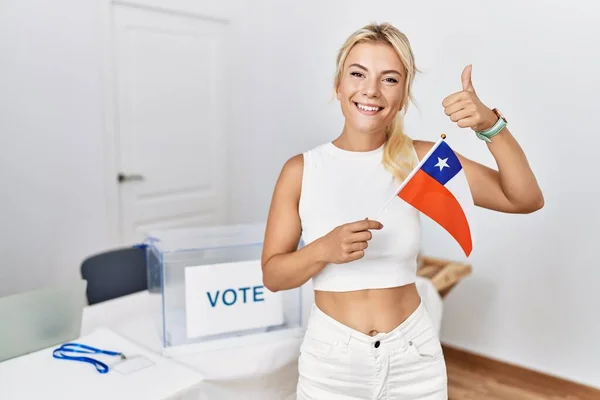 Mulher Caucasiana Jovem Eleição Campanha Política Segurando Bandeira Chile Sorrindo — Fotografia de Stock