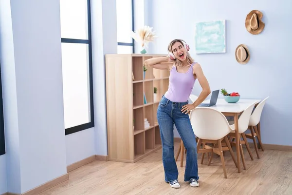 Young Woman Smiling Confident Listening Music Dancing Home — Stockfoto