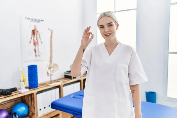 Mujer Joven Caucásica Que Trabaja Clínica Recuperación Del Dolor Sonriendo —  Fotos de Stock