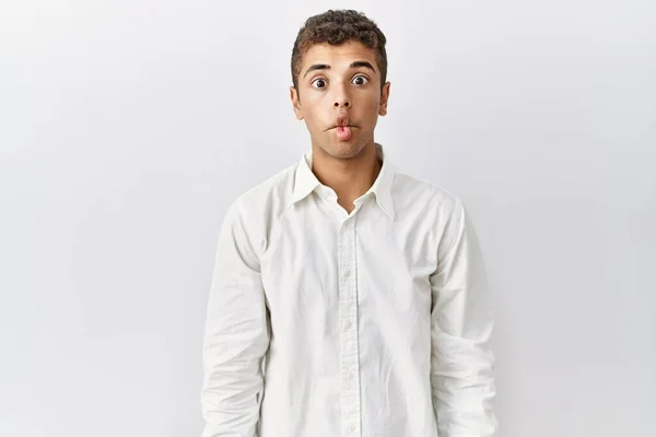 Homem Hispânico Bonito Jovem Sobre Fundo Isolado Fazendo Cara Peixe — Fotografia de Stock