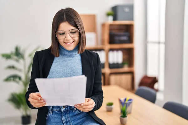 Young Beautiful Hispanic Woman Business Worker Reading Document Office — Stock Fotó