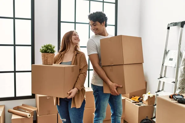 Junges Paar Lächelt Glücklich Und Hält Pappkartons Neuen Zuhause — Stockfoto