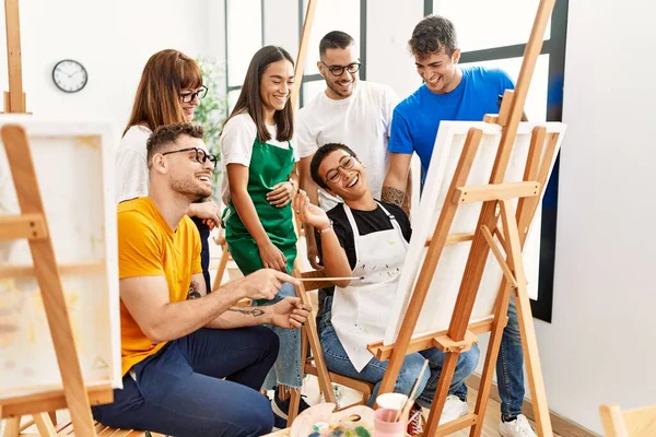 Grupo Pessoas Sorrindo Feliz Olhando Desenhar Parceiro Estúdio Arte — Fotografia de Stock