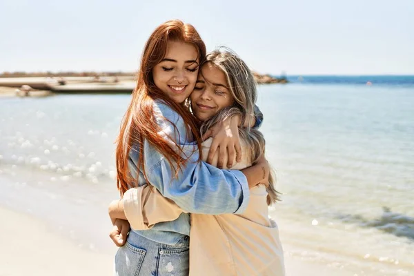Молодая Лесбийская Пара Влюбленных Женщин Пляже Красивые Женщины Вместе Пляже — стоковое фото
