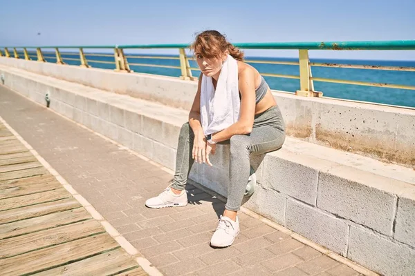 Jonge Kaukasische Vrouw Draagt Sportkleding Rustend Aan Zee — Stockfoto