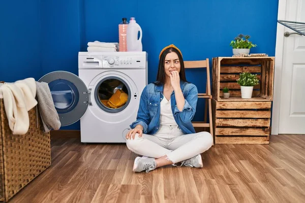 Hispanic Kvinna Gör Tvätt Sitter Golvet Ser Stressad Och Nervös — Stockfoto