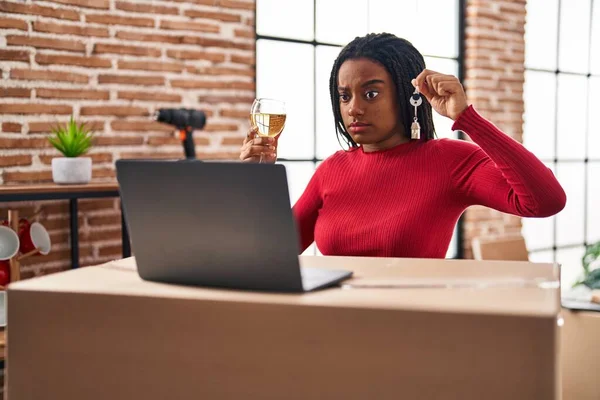 Jeune Afro Américain Avec Des Tresses Montrant Les Clés Nouvelle — Photo