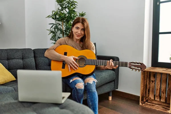 Mulher Caucasiana Meia Idade Ter Aula Guitarra Line Sentado Sofá — Fotografia de Stock