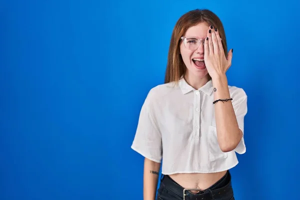 Schöne Frau Die Vor Blauem Hintergrund Steht Und Ein Auge — Stockfoto