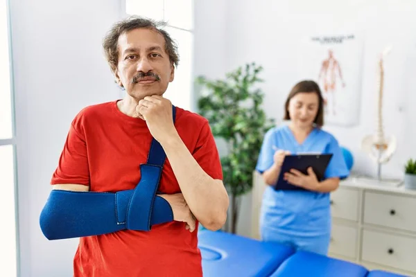 Sudeste Asiático Hombre Usando Usar Brazo Honda Rehabilitación Clínica Seria — Foto de Stock