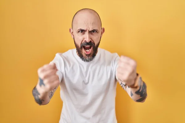 Young Hispanic Man Tattoos Standing Yellow Background Angry Mad Raising — Stock Photo, Image