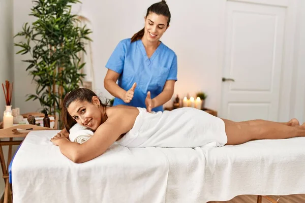 Deux Femmes Thérapeute Patiente Ayant Séance Massage Massant Retour Centre — Photo