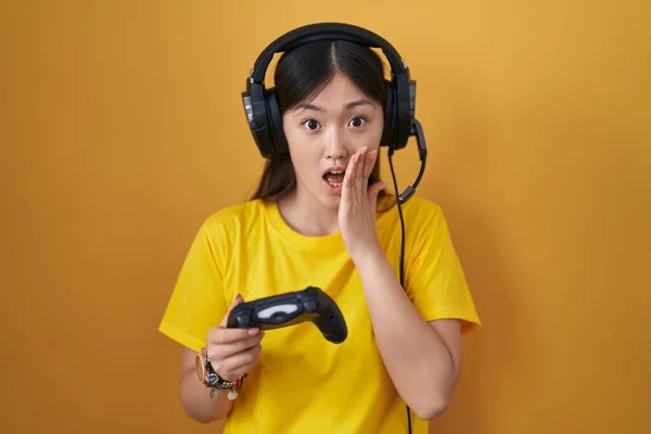 Chino Joven Mujer Jugando Videojuego Celebración Controlador Miedo Sorprendido Sorpresa —  Fotos de Stock