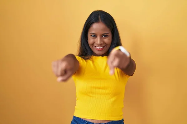 Mladá Indická Žena Stojící Nad Žlutým Pozadím Ukazující Prstem Tebe — Stock fotografie