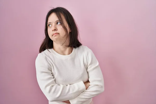 Kvinna Med Syndrom Står Över Rosa Bakgrund Tittar Sidan Med — Stockfoto