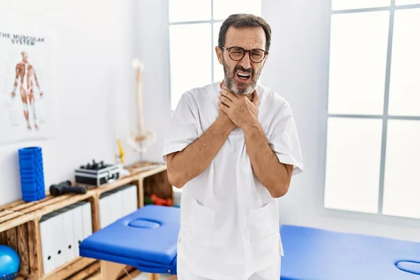 Mann Mittleren Alters Mit Bart Der Einer Schmerzklinik Arbeitet Schreit — Stockfoto