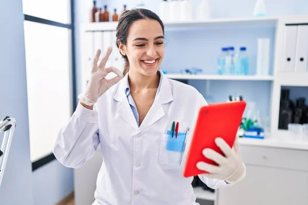 Jovem Morena Trabalhando Laboratório Cientistas Fazendo Chamada Line Fazendo Sinal — Fotografia de Stock