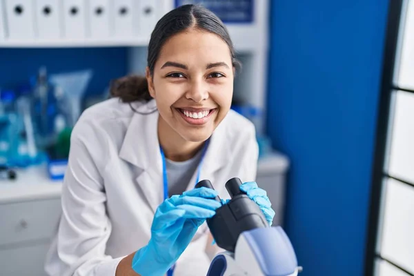 Jovem Cientista Afro Americana Usando Microscópio Laboratório — Fotografia de Stock