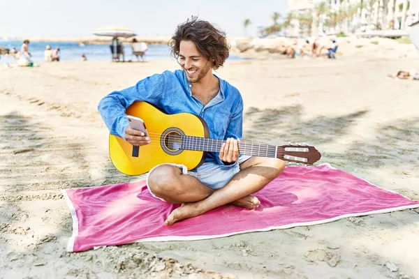 Genç Spanyol Bir Adam Kumsalda Oturmuş Klasik Gitar Çalıyor — Stok fotoğraf