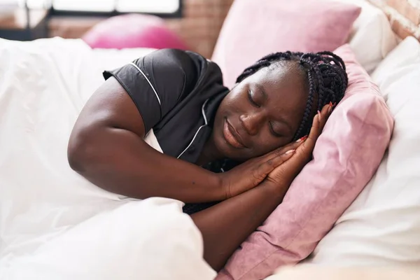 Mujer Afroamericana Acostada Cama Durmiendo Dormitorio —  Fotos de Stock