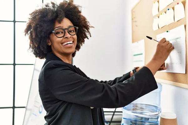 Young African American Woman Smiling Confident Writing Corkboard Office — Stock Photo, Image