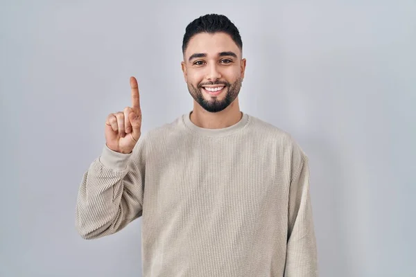 Jeune Homme Beau Debout Sur Fond Isolé Montrant Pointant Vers — Photo