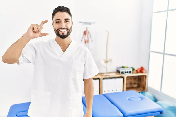 Junger Gutaussehender Mann Mit Bart Der Einer Schmerzklinik Arbeitet Lächelt — Stockfoto