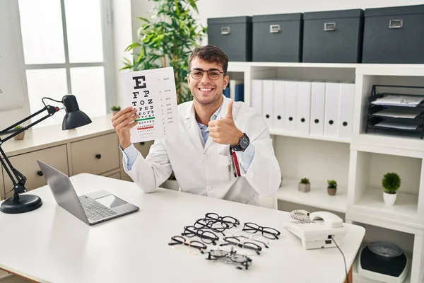 Jonge Spaanse Man Werkt Bij Oogheelkunde Kliniek Glimlachend Gelukkig Positief — Stockfoto