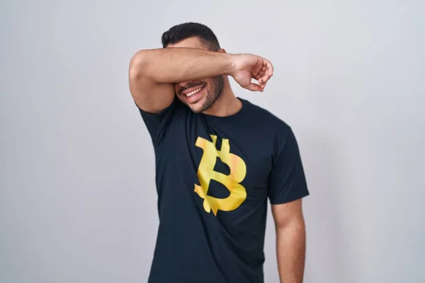 Joven Hombre Hispano Con Camiseta Bitcoin Sonriente Alegre Jugando Echar —  Fotos de Stock