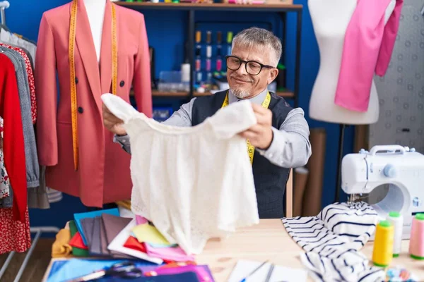 Middelbare Leeftijd Grijsharige Man Kleermaker Glimlachend Zelfverzekerd Holding Shirt Kledingfabriek — Stockfoto