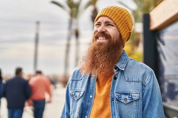 Jovem Ruiva Homem Sorrindo Confiante Rua — Fotografia de Stock