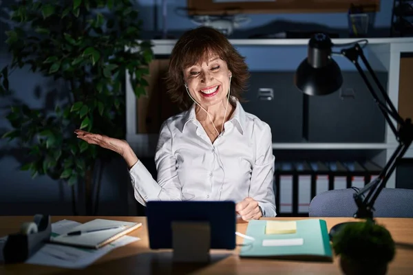 Middelbare Leeftijd Vrouw Werken Kantoor Nachts Glimlachend Vrolijke Presenteren Wijzen — Stockfoto