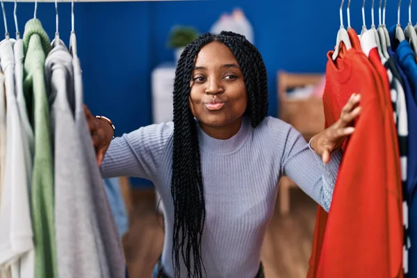 Mulher Afro Americana Procurando Roupas Prateleira Roupas Olhando Para Câmera — Fotografia de Stock