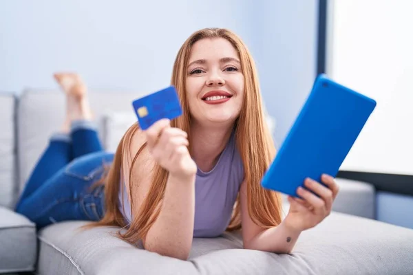 Jonge Roodharige Vrouw Met Touchpad Creditcard Bank Thuis — Stockfoto