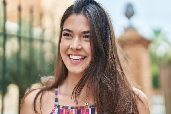Νεαρή Όμορφη Ισπανόφωνη Γυναίκα Χαμογελά Αυτοπεποίθηση Κοιτάζοντας Στο Πλάι Στο — Φωτογραφία Αρχείου
