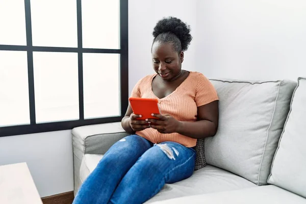Junge Afroamerikanerin Sitzt Mit Touchpad Hause Auf Sofa — Stockfoto