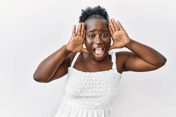 Jovem Mulher Africana Sobre Fundo Isolado Branco Sorrindo Alegre Jogando — Fotografia de Stock