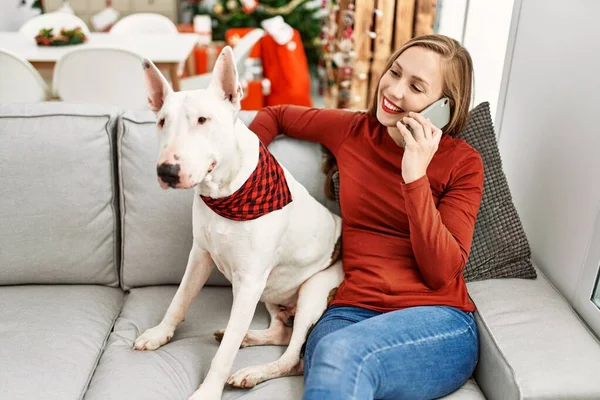 Young Caucasian Woman Talking Smartphone Sitting Dog Christmas Tree Home — Stock Photo, Image