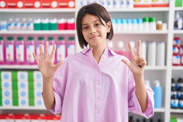 Rapariga Farmácia Drogaria Mostrando Apontando Para Cima Com Dedos Número — Fotografia de Stock