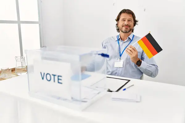 Biały Mężczyzna Średnim Wieku Uśmiecha Się Pewnie Trzymając Niemiecką Flagę — Zdjęcie stockowe