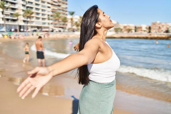 Jonge Spaanse Vrouw Ademt Met Open Armen Aan Zee — Stockfoto