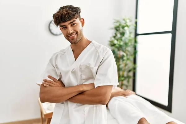 Dos Hombres Hispanos Terapeuta Paciente Teniendo Sesión Belleza Centro Belleza —  Fotos de Stock